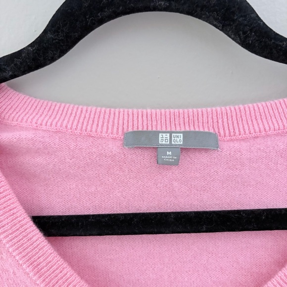 Uniqlo V-Neck Women's Cashmere Sweater - Picture 2 of 5